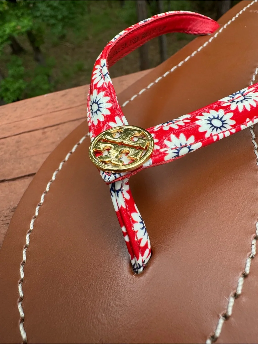 Tory Burch Red Floral Leather Thong Flip Flops Sandals Women’s 6 medallion